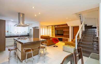 Imagem: A casa em condomínio possui 4 Dormitórios, 4 Banheiros, 5