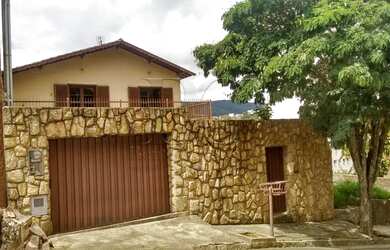 Imagem: A casa possui 3 Dormitórios, 3 Banheiros, 3 Vagas na garagem