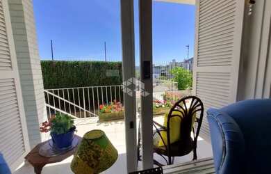 Imagem: A casa possui 2 Dormitórios, 3 Banheiros, 1 Vaga na garagem