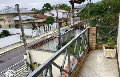 Imagem: A casa possui 3 Dormitórios, 3 Banheiros, 2 Vagas na garagem