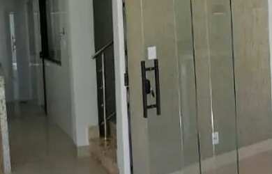 Imagem: A casa possui 3 Dormitórios, 2 Banheiros e 3 Vagas na garagem