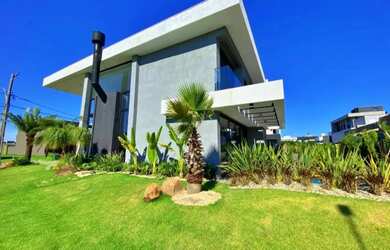 Imagem: A casa em condomínio possui 4 Dormitórios, 5 Banheiros, 2