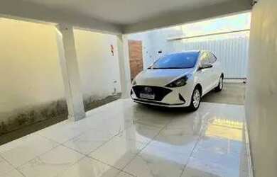 Imagem: A casa possui 3 Dormitórios, 2 Banheiros, 1 Vaga na garagem