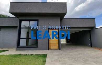 Imagem: A casa possui 3 Dormitórios, 4 Banheiros, 2 Vagas na garagem