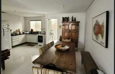 Imagem: A casa possui 3 Dormitórios, 4 Banheiros, 2 Vagas na garagem