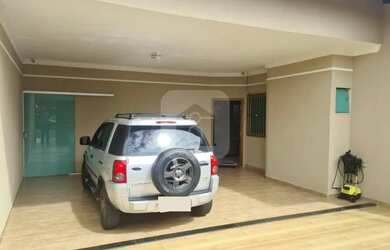 Imagem: A casa possui 3 Dormitórios, 5 Banheiros, 3 Vagas na garagem