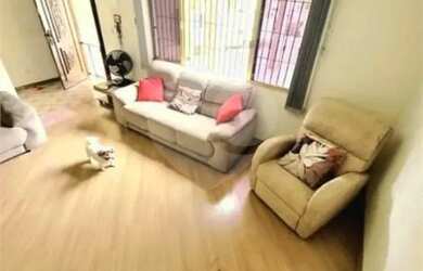 Imagem: A casa possui 4 Dormitórios, 3 Banheiros, 2 Vagas na garagem