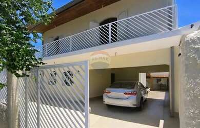 Imagem: A casa possui 3 Dormitórios, 3 Banheiros, 2 Vagas na garagem