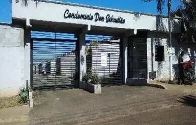 Imagem: A casa possui 2 Dormitórios, 1 Banheiro, 1 Vaga na garagem