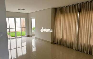 Imagem: A casa em condomínio possui 3 Dormitórios, 4 Banheiros, 2