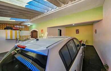 Imagem: A casa possui 4 Dormitórios, 2 Banheiros, 3 Vagas na garagem