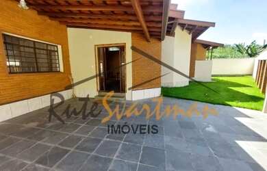 Imagem: A casa possui 3 Dormitórios, 2 Banheiros, 3 Vagas na garagem