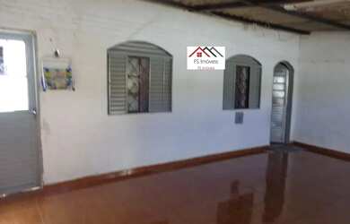 Imagem: A casa possui 3 Dormitórios, 2 Banheiros, 2 Vagas na garagem