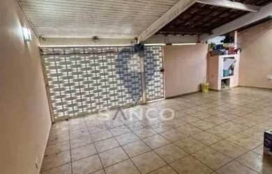 Imagem: A casa possui 2 Dormitórios, 3 Banheiros, 2 Vagas na garagem