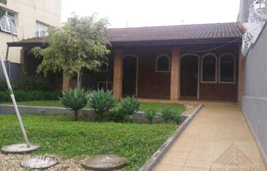 Imagem: A casa possui 3 Dormitórios, 3 Vagas na garagem, 240m² de