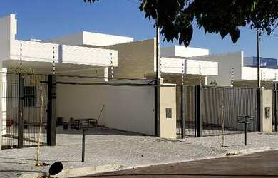 Imagem: A casa possui 3 Dormitórios, 3 Banheiros, 2 Vagas na garagem