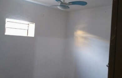 Imagem: A casa possui 3 Dormitórios e 1 Banheiro e está localizado