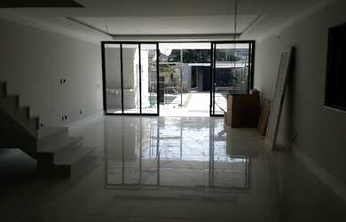 Imagem: A casa em condomínio à venda possui 5 Dormitórios, 5 Banheiros