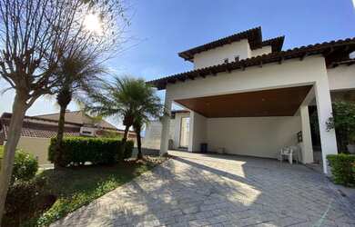 Imagem: A casa possui 5 Dormitórios, 5 Banheiros, 4 Vagas na garagem