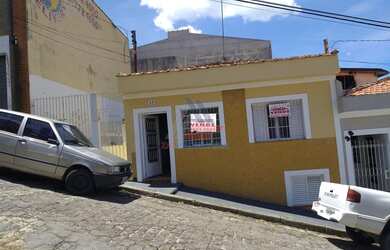 Imagem: A casa possui 5 Dormitórios, 2 Banheiros, 220m² de Área e