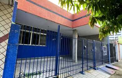 Imagem: A casa possui 5 Dormitórios, 4 Banheiros, 2 Vagas na garagem