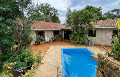 Imagem: A casa possui 4 Dormitórios, 3 Banheiros, 4 Vagas na garagem