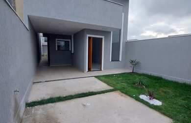 Imagem: A casa possui 3 Dormitórios, 2 Banheiros, 1 Vaga na garagem