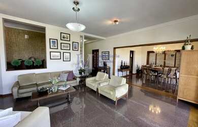 Imagem: A casa possui 4 Dormitórios, 5 Banheiros, 4 Vagas na garagem