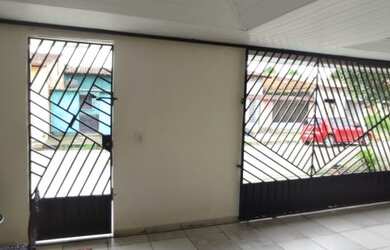 Imagem: A casa possui 2 Dormitórios, 2 Banheiros, 2 Vagas na garagem