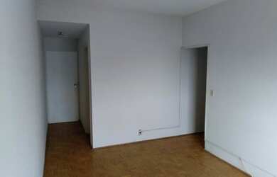 Imagem: O apartamento possui 1 Dormitório, 1 Banheiro, 1 Vaga na garagem