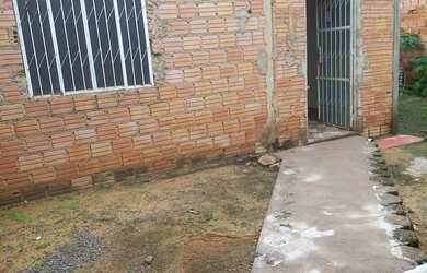 Imagem: A casa possui 2 Dormitórios, 1 Banheiro e está localizado