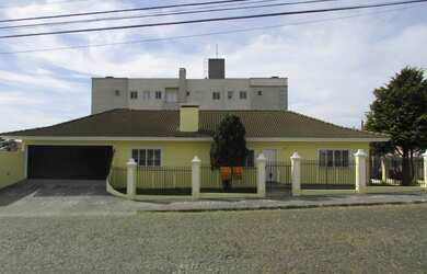 Imagem: A casa possui 3 Dormitórios, 1 Banheiro, 2 Vagas na garagem