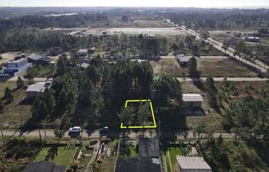 Imagem: O terreno possui 300m² de Área e está localizado em Balneário