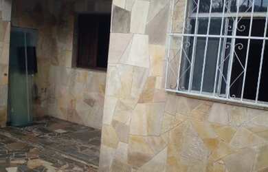 Imagem: A casa possui 2 Dormitórios, 1 Banheiro, 2 Vagas na garagem