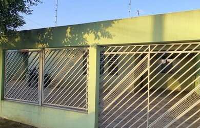 Imagem: A casa possui 3 Dormitórios, 1 Banheiro, 4 Vagas na garagem