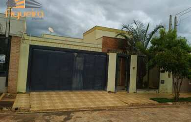 Imagem: A casa possui 3 Dormitórios, 1 Banheiro, 2 Vagas na garagem