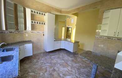 Imagem: A casa para alugar possui 4 Dormitórios, 5 Banheiros, 3 Vagas