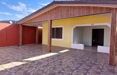 Imagem: A casa possui 3 Dormitórios, 2 Banheiros, 2 Vagas na garagem