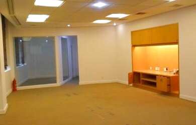 Imagem: O depósito possui 3 Vagas na garagem, 98m² de Área e está