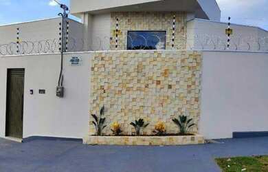 Imagem: A casa possui 3 Dormitórios, 2 Banheiros, 2 Vagas na garagem