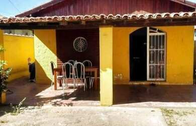 Imagem: A casa possui 3 Dormitórios, 1 Banheiro, 2 Vagas na garagem