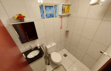 Imagem: A casa possui 2 Dormitórios, 1 Banheiro, 1 Vaga na garagem