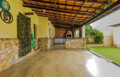 Imagem: A casa possui 4 Dormitórios, 4 Banheiros, 4 Vagas na garagem