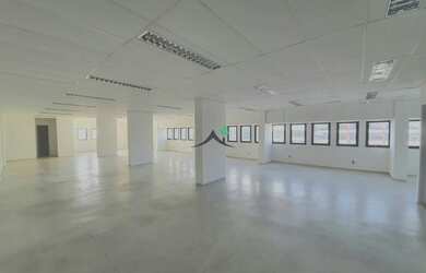 Imagem: O depósito possui 3 Vagas na garagem e 212m² de Área e está