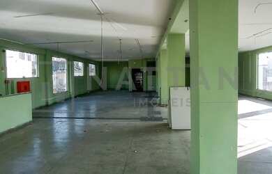 Imagem: O depósito possui 3 Vagas na garagem, 921m² de Área e está