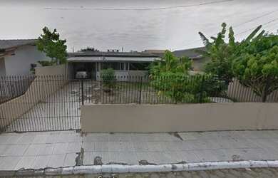 Imagem: A casa possui 2 Dormitórios, 2 Banheiros, 3 Vagas na garagem