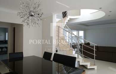 Imagem: A casa possui 3 Dormitórios, 5 Banheiros, 2 Vagas na garagem