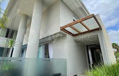 Imagem: A casa em condomínio possui 4 Dormitórios, 4 Banheiros, 556m²