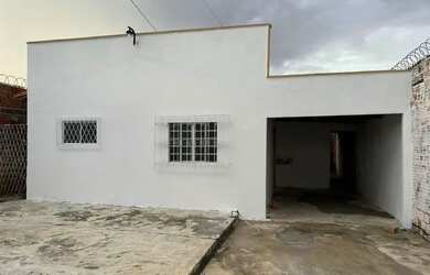 Imagem: A casa possui 3 Dormitórios, 2 Banheiros, 5 Vagas na garagem