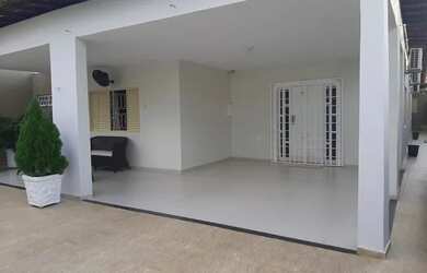 Imagem: A casa possui 3 Dormitórios, 4 Banheiros e 4 Vagas na garagem